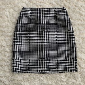 NWT White House Black Market Grey and Black Houndstooth Plaid Skirt Size 2